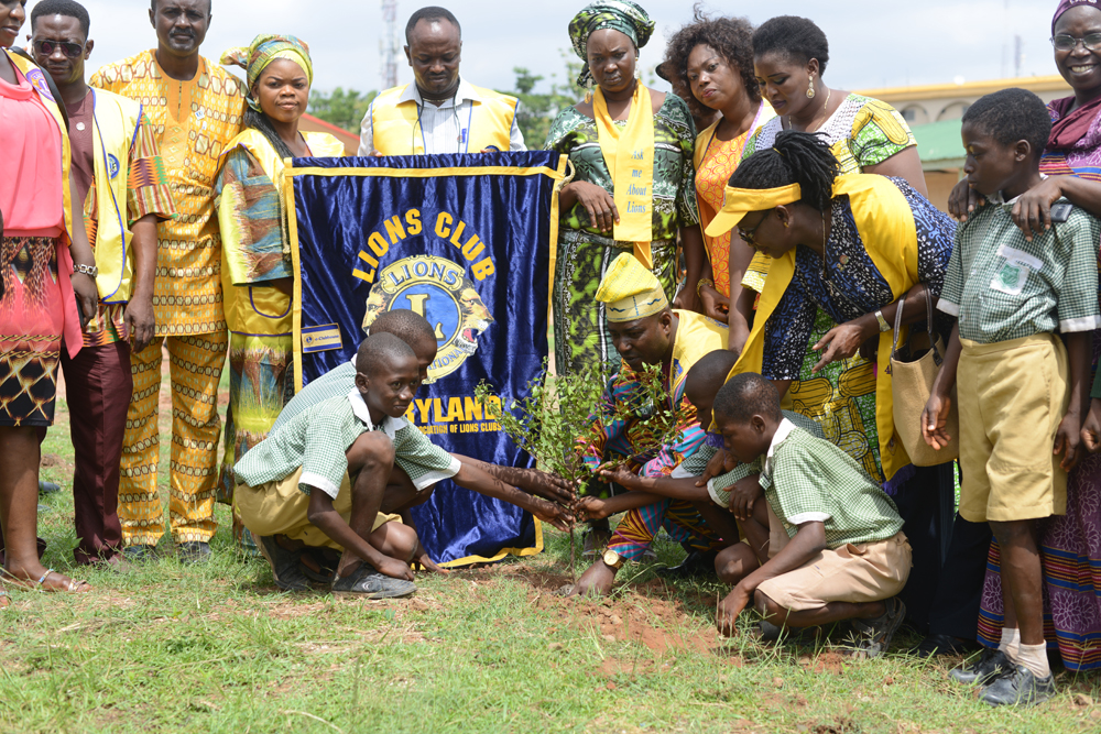 PAEDIA EXPRESS MULTIMEDIA LIONS CLUB MEMBERS WITH SCHOOL PUPILS IN