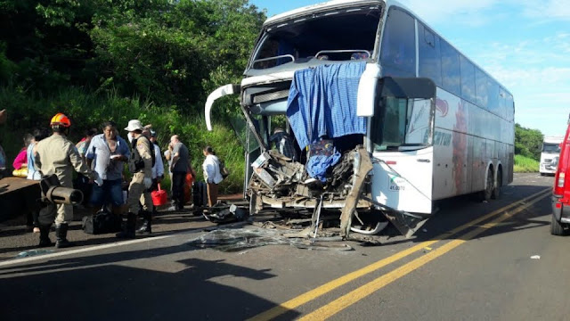 Ônibus da Eucatur com 35 pessoas bate na traseira de carreta na BR 364 Ônibus da Eucatur com 35 pessoas bate na traseira de carreta na BR 364