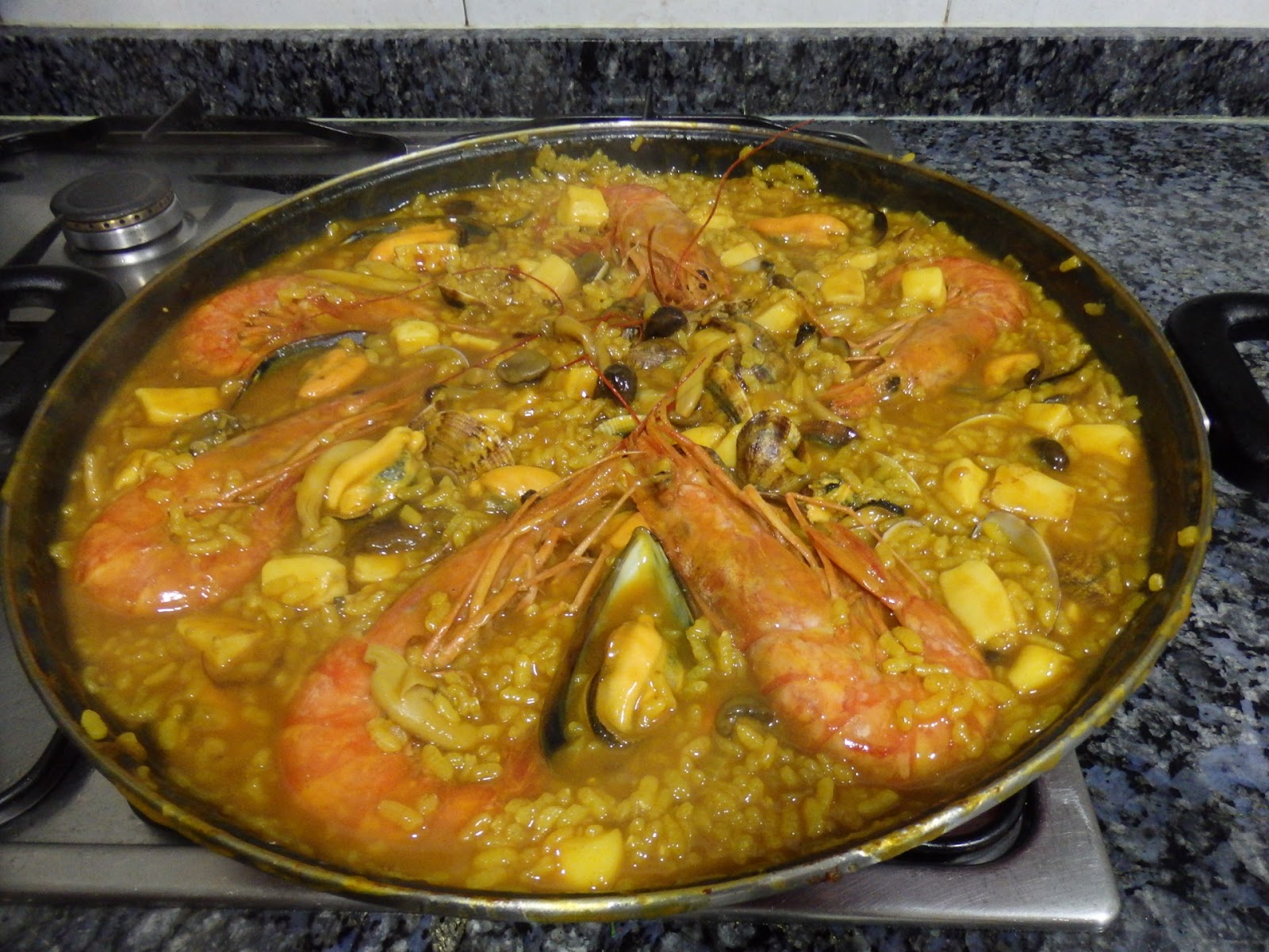 OSUKAA IS COOKING PAELLA DE MARISCO Y BOLETUS (con Caldo para