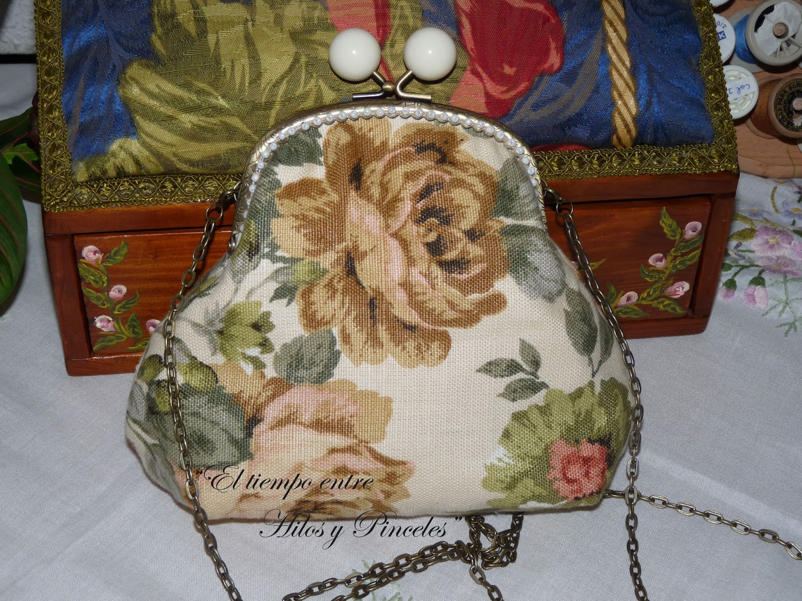 EL TIEMPO ENTRE HILOS Y PINCELES BOLSOS DE BOQUILLA VINTAGE, CON