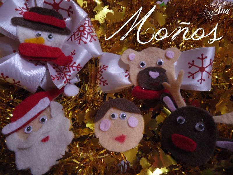 Moños navideños y palomitas de maíz. 