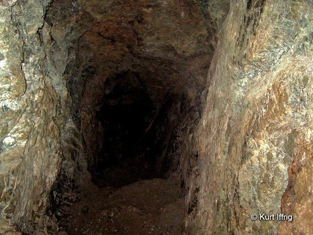 This mine has a shaft at the end. At the bottom there's a short left inlet.