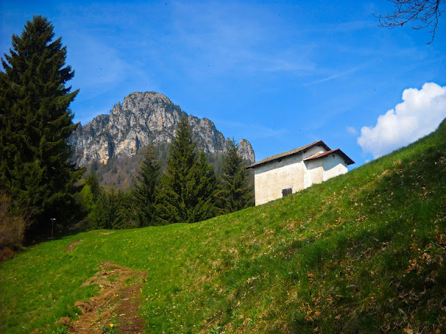 Scorcio dal basso della chiesetta e del Monte Corno