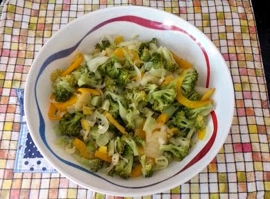 salada de brocolis pimentão e cebola
