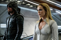 Caity Lotz and Stephen Amell in Legends of Tomorrow Season 3