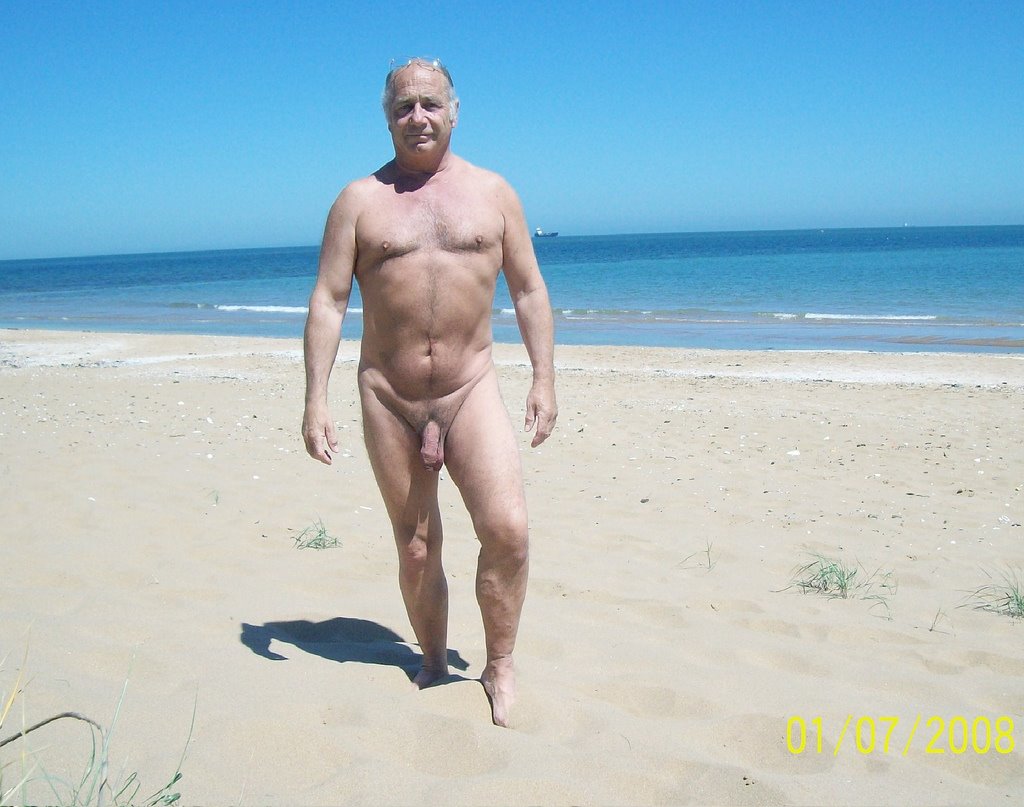 Ethnic Nudist On The Beach - Men nude beach xxx - Porno photo