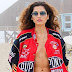 Blanca Blanco ne semble pas du tout gênée par sa nudité lors d'un incident vestimentaire sur la plage
