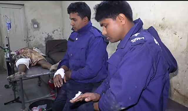 Police and police were injured in the attack by robbers in Palashbari পলাশবাড়িতে ডাকাতের হামলায় পুলিশ ও পুলিশের গুলিতে সর্দার আহত