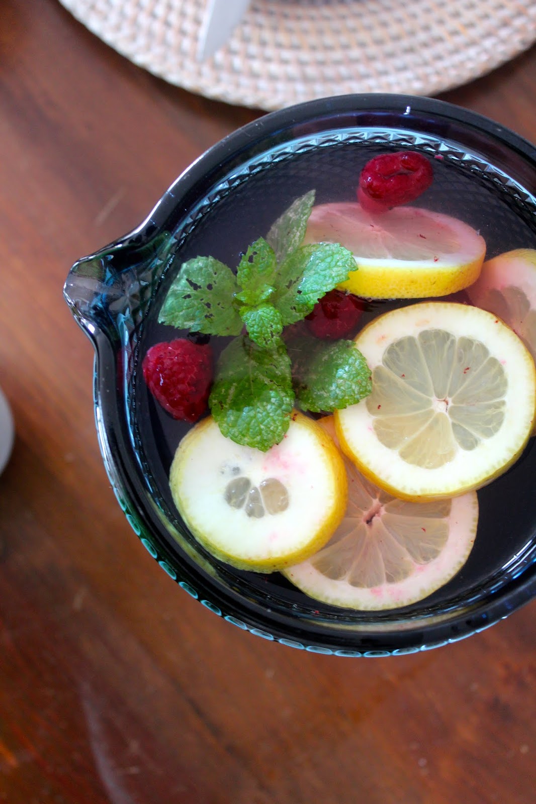 Ice Tea Caseiro de Hortelã, Limão e Frutos Vermelhos