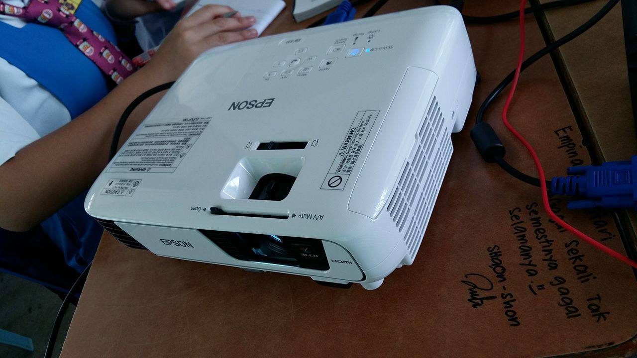 Blog Cikgu Nana PAK21 LCD Projector; Perlu ke tak?