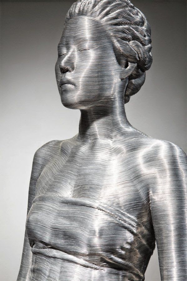 escultura de mujer  con vestido 