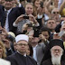 Επικυρίαρχο όλων θρησκειών εμφανίζει ο διεθνής τύπος τον Πάπα  
