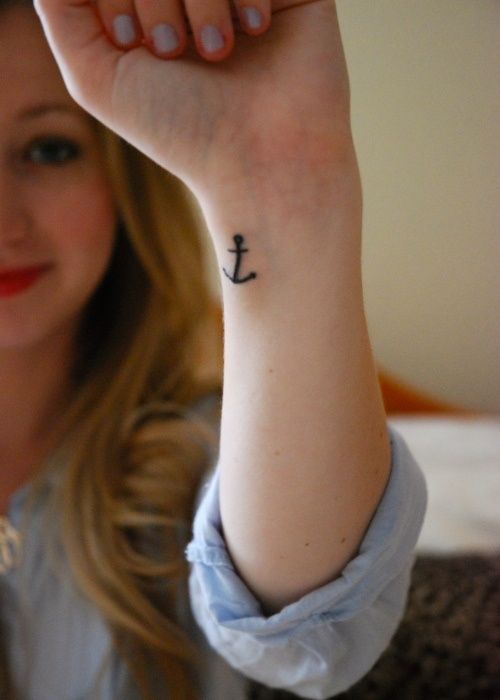 los mejores tatuajes de anclas, vemos a chica con un tatuaje precioso y delicado