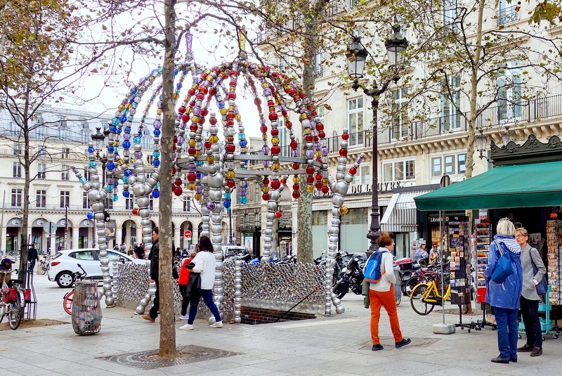 Station De Métro Palais Royal Jean Michel Othoniel Paris : Le Kiosque des Noctambules de Jean-Michel Othoniel - Place