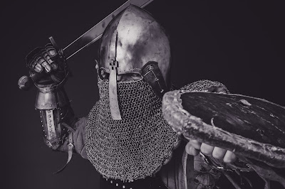 Bărbat în armură - foto de Henry Hustava - unsplash.com Bărbat în armură - foto de Henry Hustava - unsplash.com