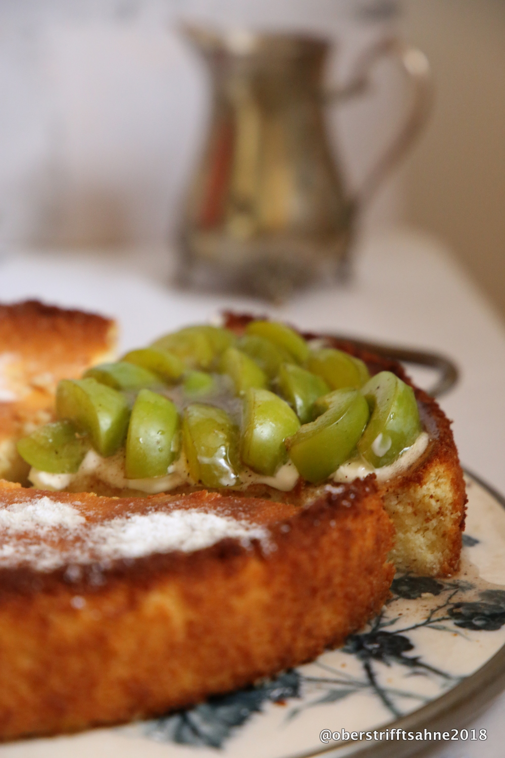 Zum Gedenktag: Ein Käsekuchen ohne Boden, mit einem Topping aus gelben ...