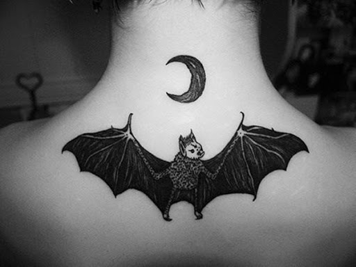Um preto lua crescente é imaginado acima de um morcego com as asas abertas neste tatuagem mostrado na base de que o portador do pescoço.