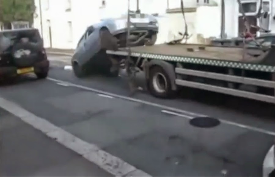 Δείτε τι απίστευτο έκανε για να μην πάρει ο γερανός το αυτοκινητό του! (Βίντεο) 