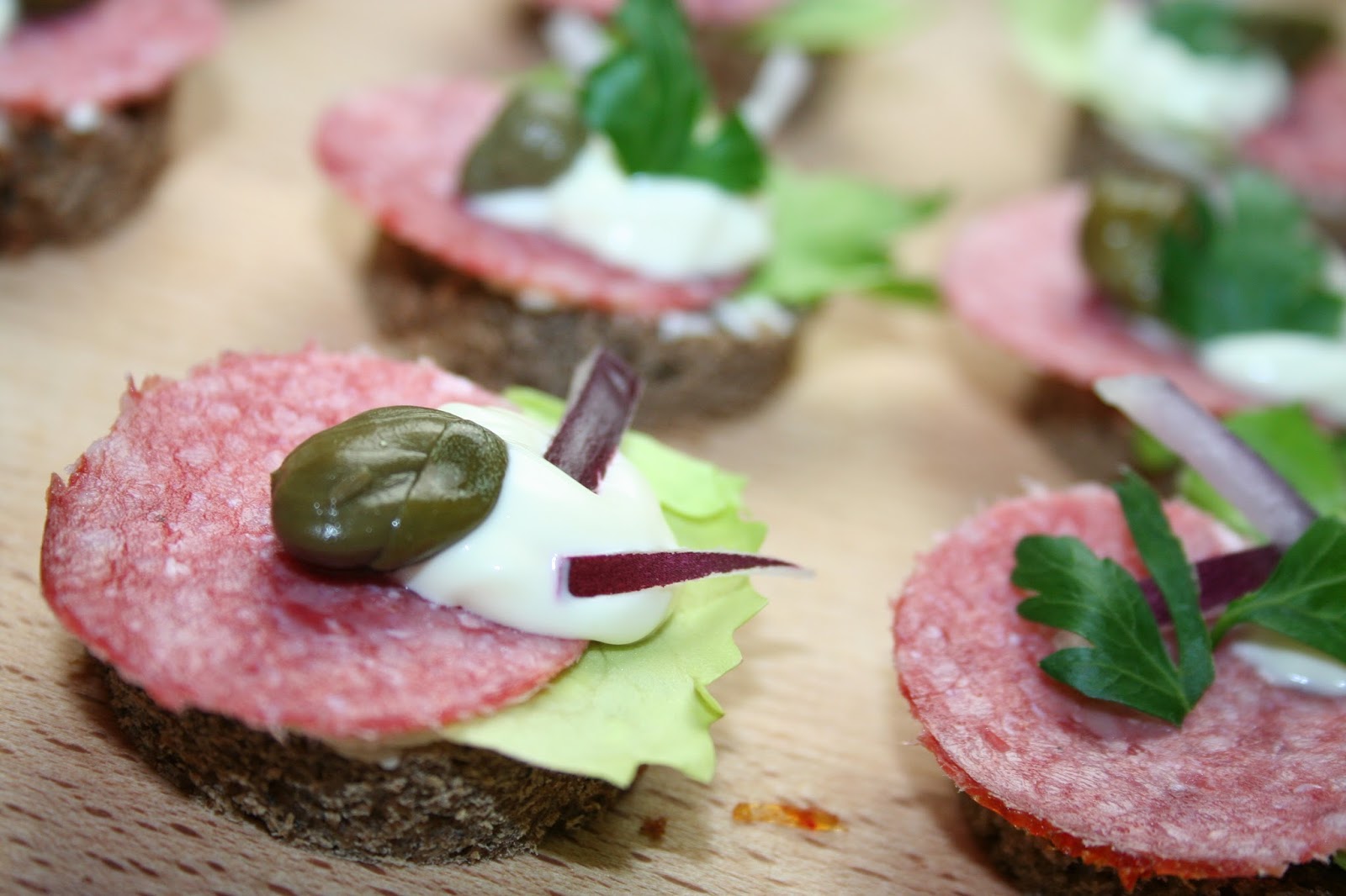 Zakątek Smakosza Mini Kanapki z Salami