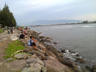 Menyusuri Keindahan Pantai dan Sunset Alue Naga Menyusuri Keindahan Pantai dan Sunset Alue Naga
