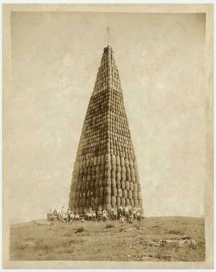 Ultimate Collection Of Rare Historical Photos. A Big Piece Of History (200 Pictures) - Alcohol barrels to be burned