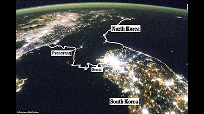 Norður Korea á nátt Eitt gott dømi um, hvussu ógvusligt virksemið hjá mannaættini er, er ljósið, ið stórbýir senda út í rúmdina á náttartíð - serliga í teimum fremstu ídnaðarlondunum. Í myndini niðanfyri síggjast ljósini úr Suður Korea og Kina týðiliga. Men í millum londini er nærum svart og tað er tí, at her er Norður Korea, sum í menning er langt aftan fyri grannarnar og hevur tí eisini nógv minni orkunýtslu.