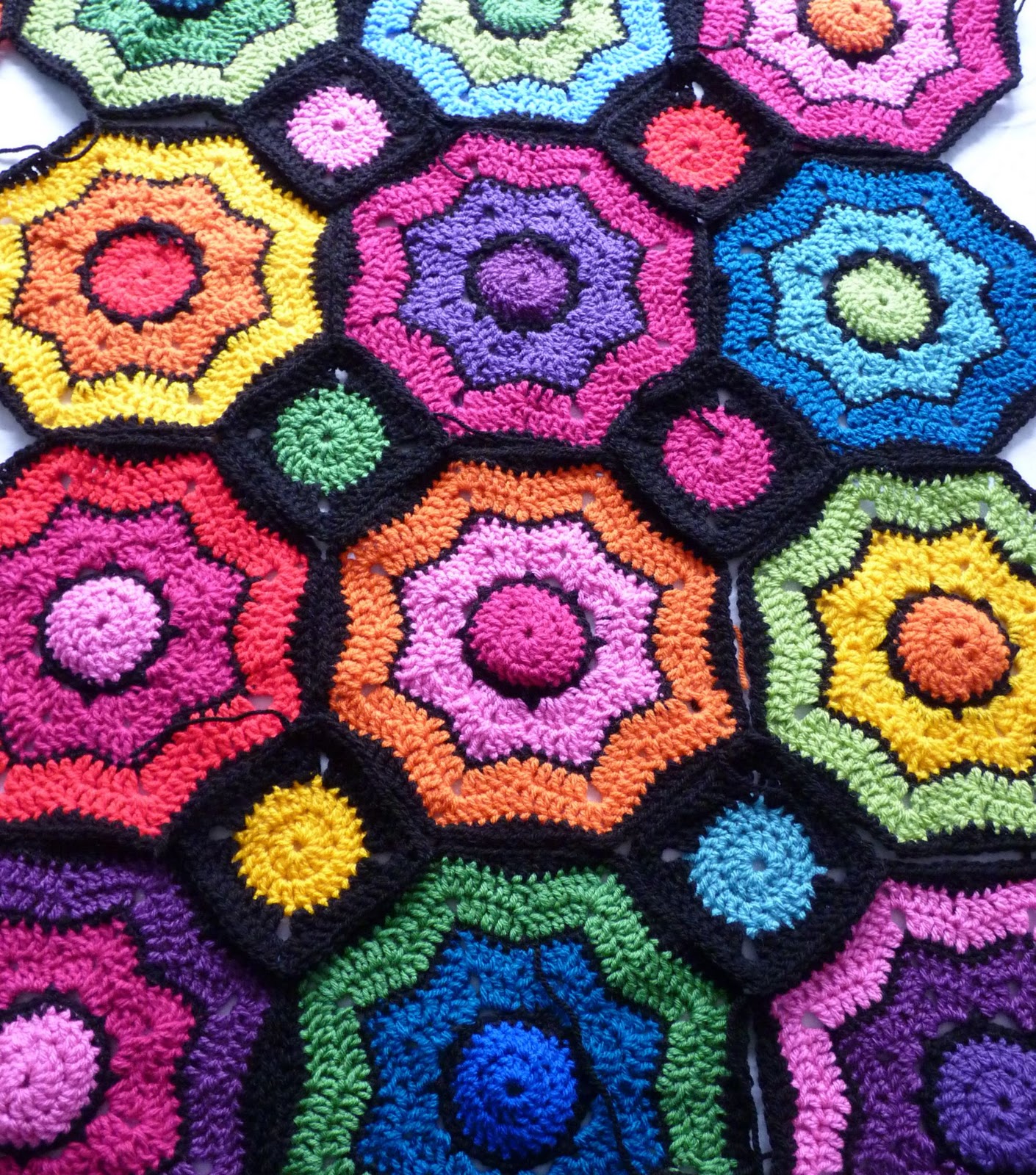 Вязаный квадратик. Афганский квадрат Мандала. Бабушкин квадрат Афганский мотив. Бабушкин квадрат шестиугольник. Шестигранный мотив Crochet Hexagon motif.