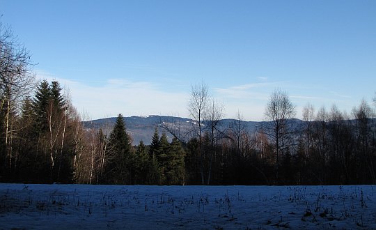 Widok na Koskową Górę z polanki ponad przysiółkiem Carchla.