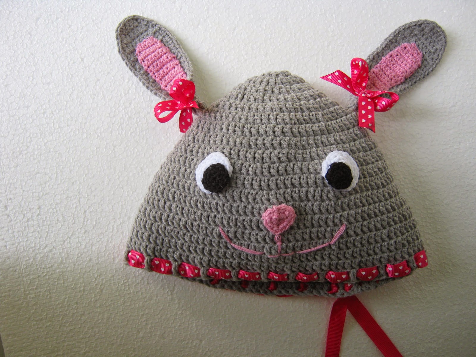 Шапка зайчик вязаная. Вязаная шапка крош. Шапка с ушами зайца вязаная. Как связать шапку зайца. Зайка в шапочке.