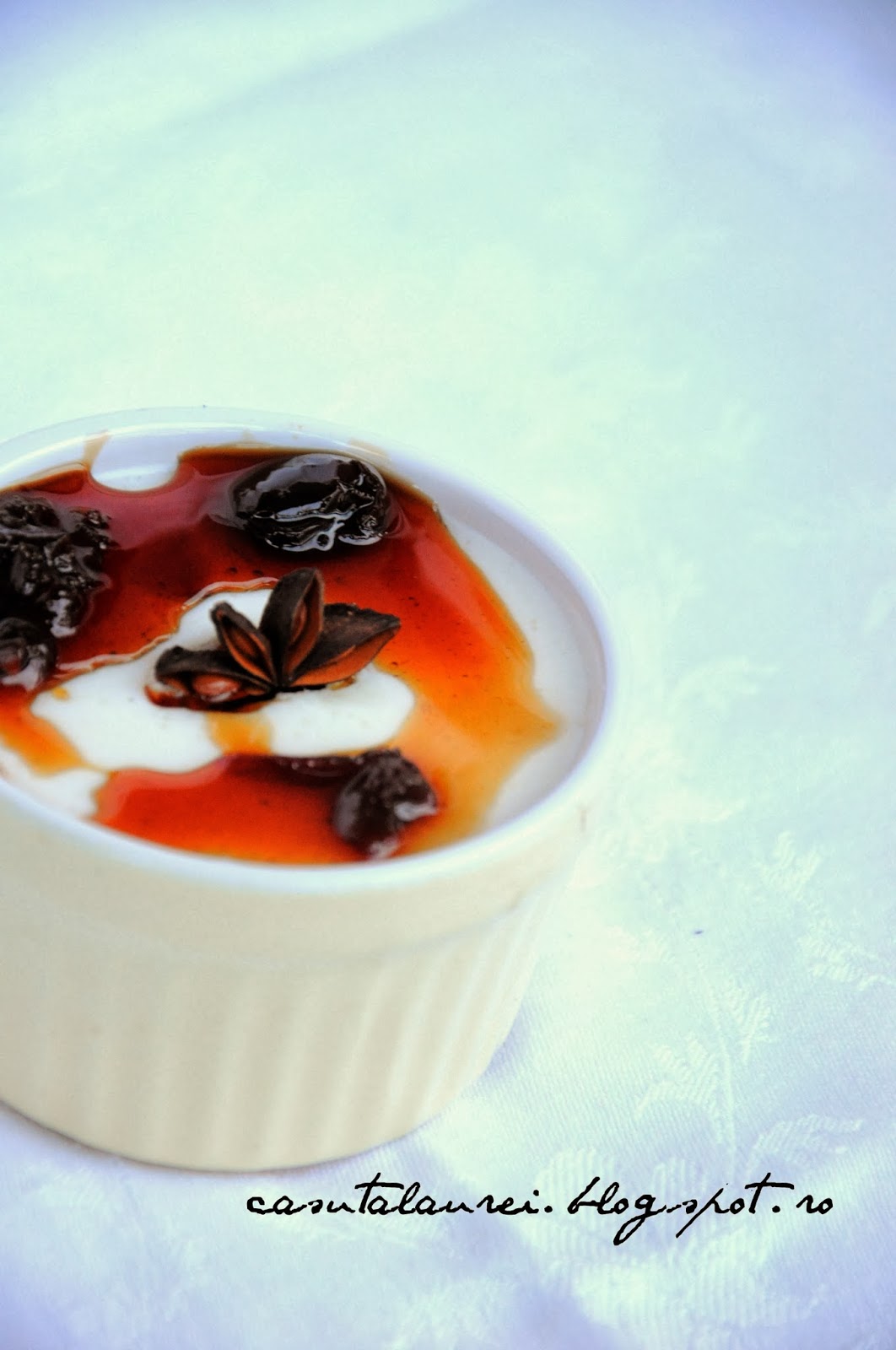 Culinariada primavaratica: crema de iaurt in sos de cirese