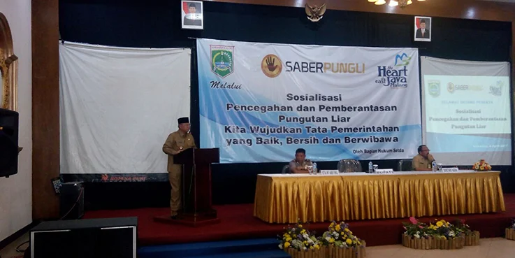 Bupati Malang Dr H Rendra Kresna resmi membuka acara sosialisasi Sapu Bersih (Saber) Pungli.