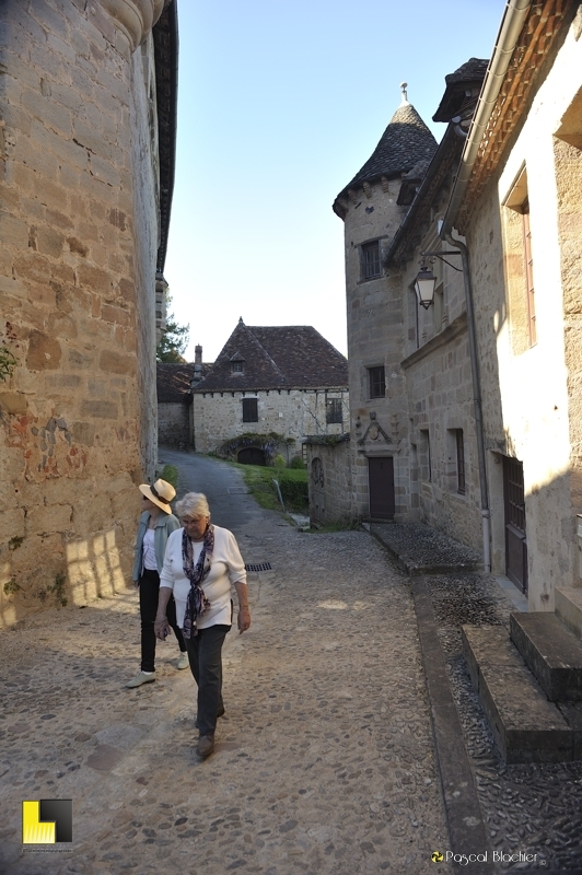 valérie et felicienne blachier dans une ruelle de Curemonte Photo pascal blachier