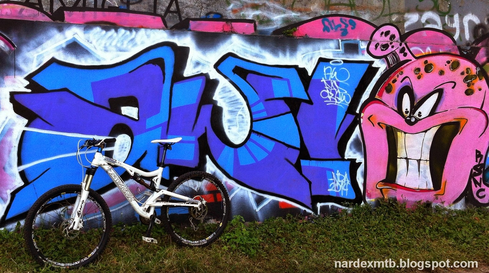 Grafiti Huruf E Berwarna / Contoh Gambar Grafiti Emotikon Sobgrafiti