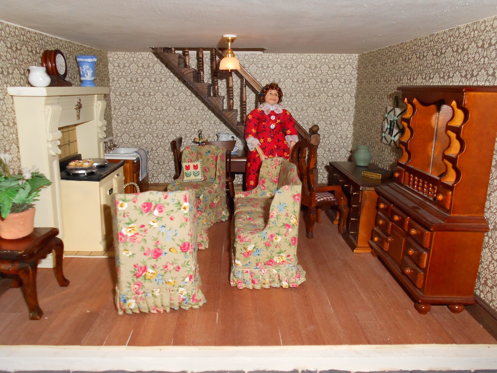 Paula's Dollyland Lovely dolls house shop goodies!