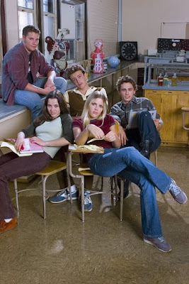 Linda Cardellini, Busy Philipps, James Franco, Seth Rogen and Jason Segel in the TV series Freaks and Geeks