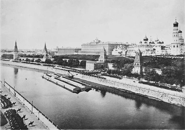 15 Ιουλίου 1888. Φωτογραφία από την επίσημη έναρξη των εορτασμών των 900 χρόνων από την βάπτιση των Ρως. Κρεμλίνο, ποταμός Μόσχοβας, Αυτοκρατορική Ρωσία. http://leipsanothiki.blogspot.be/