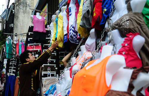 Quần áo đa dạng chủng loại ở chợ Tân Bình