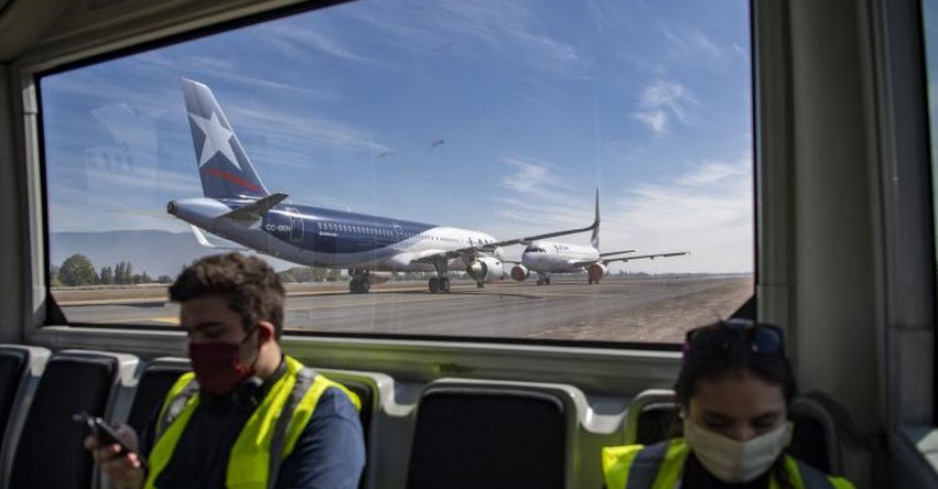 Aerolínea LATAM anuncia el despido de 1,400 trabajadores en Chile, Colombia, Ecuador y Perú Aerolínea LATAM anuncia el despido de 1,400 trabajadores en Chile, Colombia, Ecuador y Perú