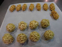 Panellets de piñones y de almendras picadas Panellets de piñones y de almendras picadas.