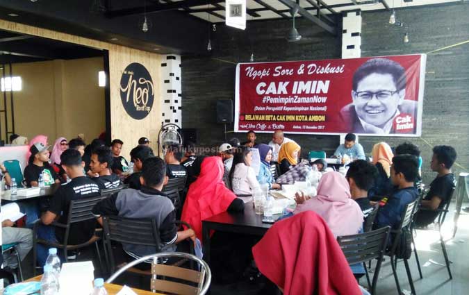 Relawan Beta Cak Imin Gelar Diskusi Sepak Terjang Ketum PKB Ambon, Malukupost.com - Usai mendeklarasikan Ketua Umum (Ketum) Partai Kebangkitan Bangsa (PKB), Abdul Muhaimin Iskandar (Cak Imin) sebagai Wakil Presiden 2019-2024 mendatang, Relawan Beta Cak Imin menggelar acara Ngopi dan Diskusi dengan tema Pemimpin Zaman Now (Dalam Perspektif Kepemimpinan Nasional), di Ambon, Rabu (13/12). Ketua Relawan Beta Cak Imin, Zulfan Renifuryaan mengaku, tujuan dari diselenggarakannya kegiatan diskusi adalah untuk mengulas sepak terjang Ketum PKB, sebelum maupun saat berkiprah dalam ranah dunia perpolitikan saat ini. selain itu Cak Imin pernah menggagas agar Kepulauan Banda menjadi situs warisan dunia dan Rempah-Rempah di Maluku, serta sering kali mengingatkan Presiden Jokowi agar menepati janjinya, untuk merealisasikan Dana Alokasi (DAU) Provinsi Maluku.