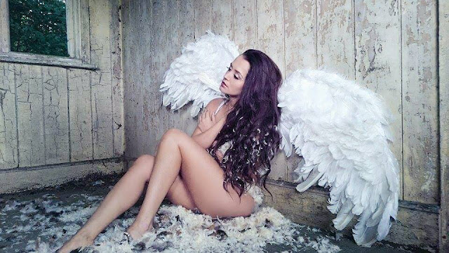 mystic magic, angel wings, falle angel, white feathers, wings, angellic, beauty, photo, inspiring images, creatve photography, fantasy, fashion, feathers,