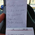Un policier déchire une contravention après avoir trouvé cette note sur le pare-brise d'une voiture
