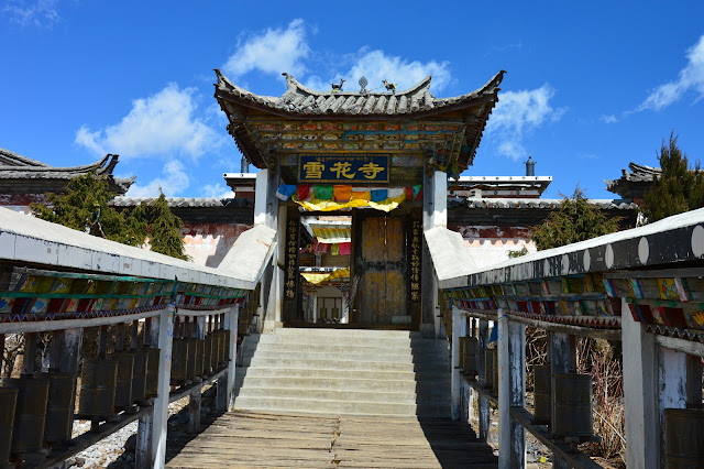 Temple tibétain au mont enneigé du dragon de jade