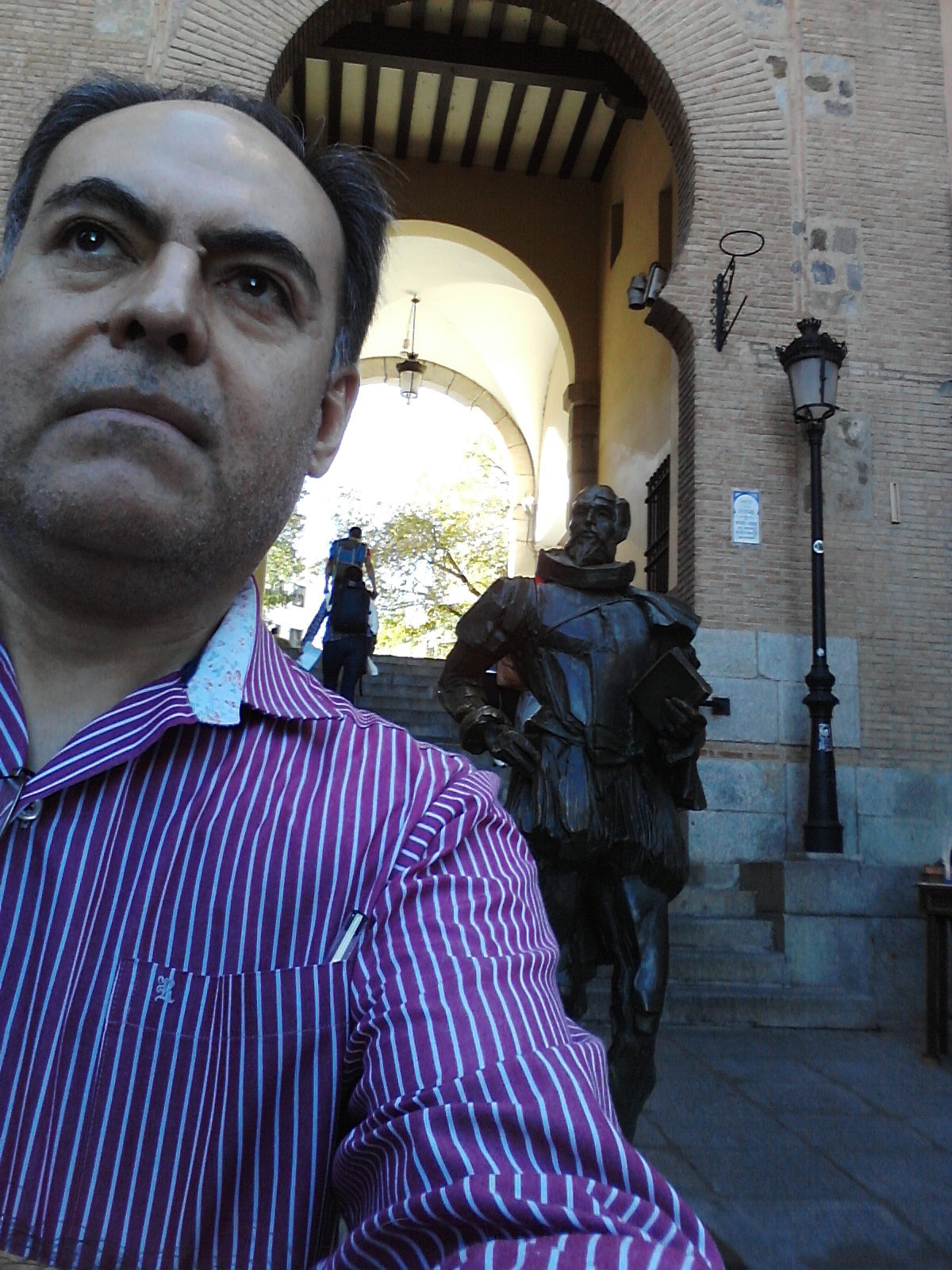 Extasiado junto a Cervantes, en el Arco de la Sangre (Toledo)