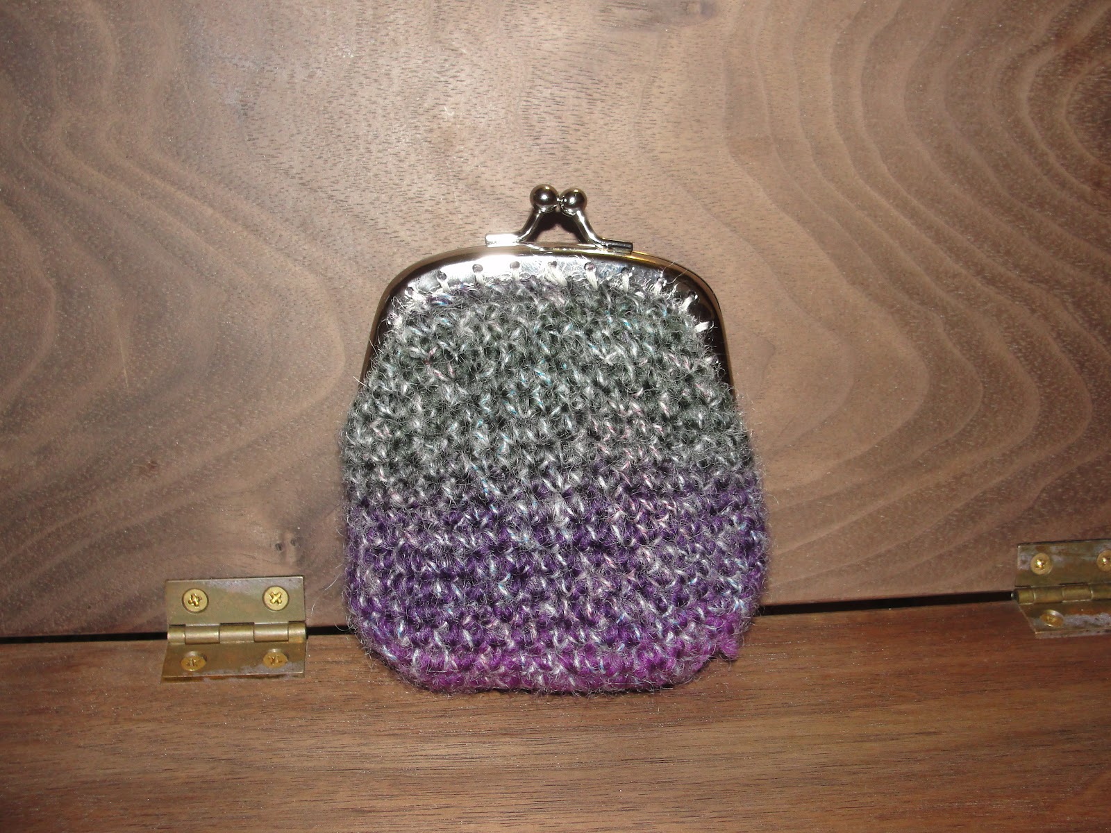 libertycrochet: Coin purse with a kiss clasp*