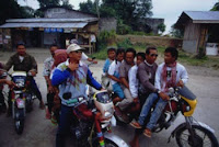 Fuente: https://web.archive.org/web/20080329044550/http://tasaday.com:80/ Los tasaday, en moto
