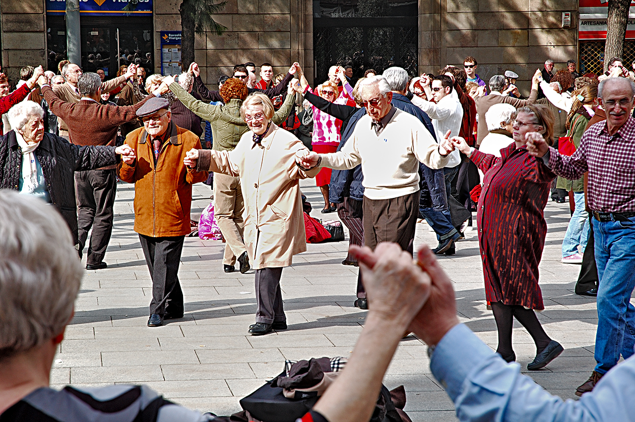 Праздник старости. Пожилые люди в Европе. С праздником Стариков. Пожилые испанцы. Пенсионеры в Испании.