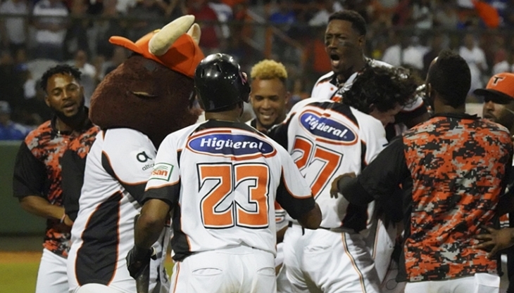 Toros consiguen segundo triunfo a jonrones limpios Toros del Este