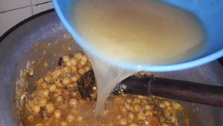 pour-chana-water-to-the-curry