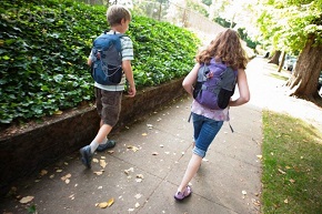 Cuidados com o peso das mochilas nas voltas ás aulas